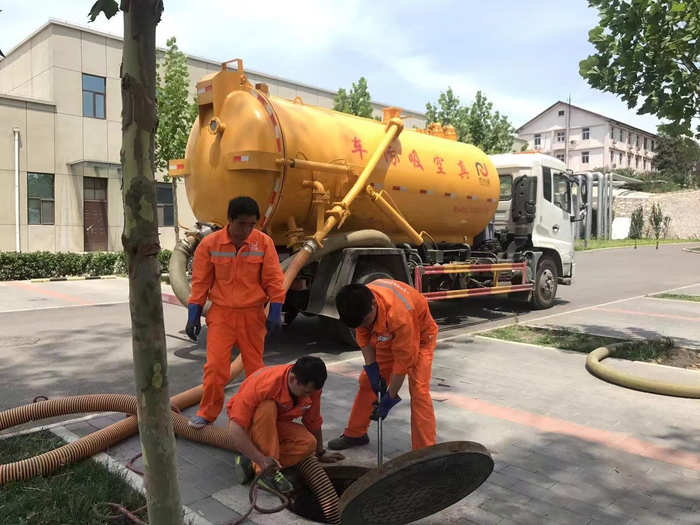 浙江管道疏通车停在窨井附近