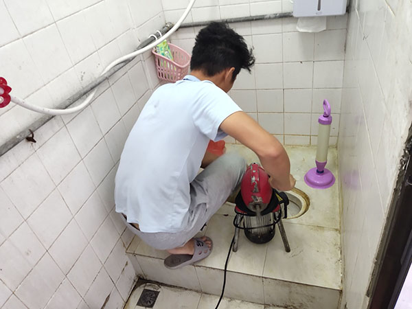 浙江管道堵塞冒臭气 专业师傅现场解决问题